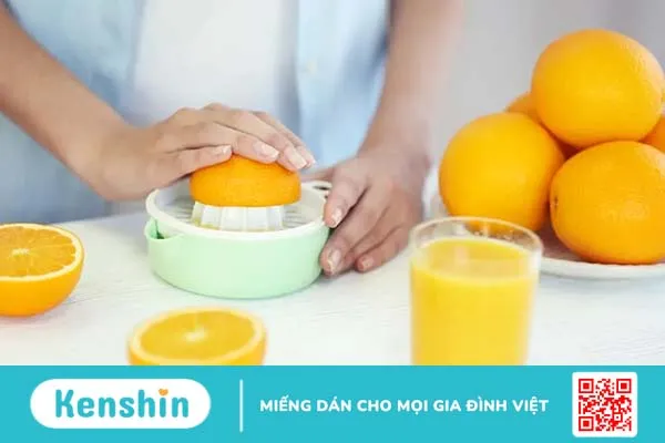 Mẹ cho con bú có nên ăn cam hay uống nước cam?