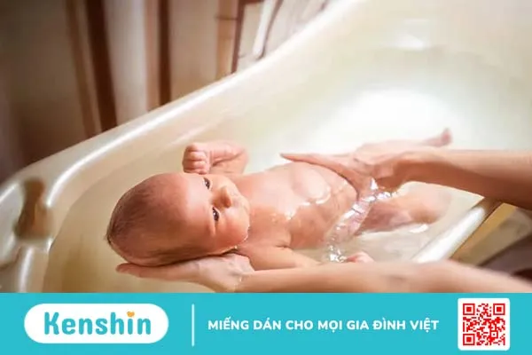 Trẻ bị sốt có nên tắm không? Cách tắm đúng cho bé bị sốt